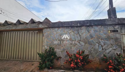 Casa térrea localizada no Bairro Campos Elísios com terreno de 484m² e 174,45m² de construção.