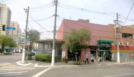 Imóvel Comercial de esquina com a Lins de Vasconcelos em frente ao metrô