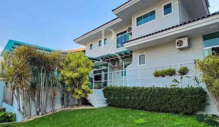 Conforto e Elegância: Casa Espaçosa com 3 Suítes + 1 Quarto no Bairro Amizade, Jaraguá do Sul
