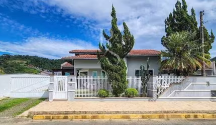 Seu Novo Capítulo Começa Aqui: Espaçosa Casa no Amizade, Guaramirim!