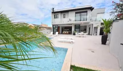 Casa em condomínio quatro suites, piscina, escritório