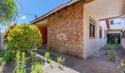 Casa térrea em alvenaria com 140 m² privativos - ampla, reformada e em excelente localização!