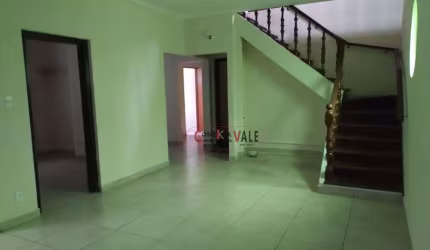 Excelente e espaçosa casa comercial no Centro de São José!
