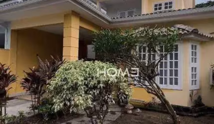 Oportunidade única na Freguesia, Jacarepaguá: casa mobiliada em condomínio de alto padrão.