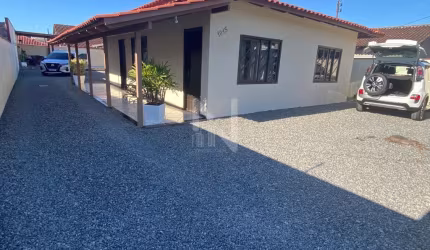 Linda Casa com Piscina no Bairro Aventureiro!