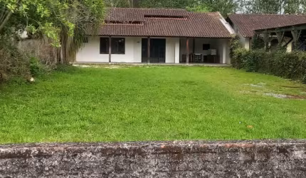 Casa com amplo terreno no João Costa