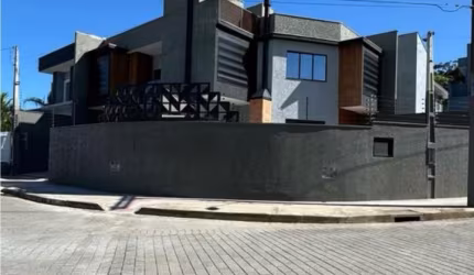 Geminado de Alto Padrão com Piscina no Petrópolis