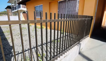 Casa com mais dois empreendimentos no Itaum