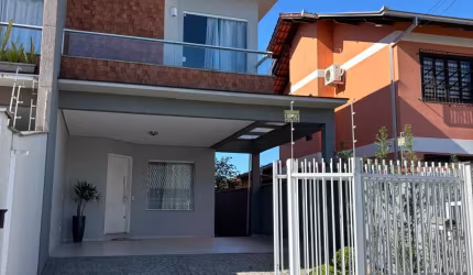 Lindo Geminado Pronto para Morar no Jardim Iririú