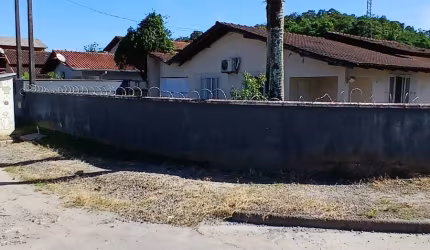 Casa com Grande Terreno no Nova Brasília