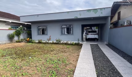 Casa Bem Localizada no Adhemar Garcia