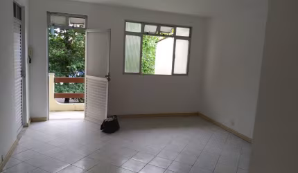 2 Quartos, nascente, varanda. Av Juracy Magalhães.Próximo a prorural