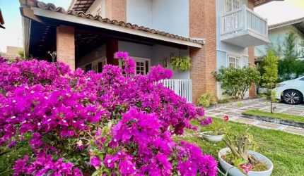 Linda casa 4/4 em condomínio fechado