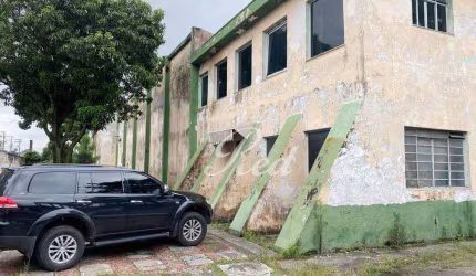 ÁREA INDUSTRIAL COM 10.000 M2 COM VÁRIOS GALPÕES