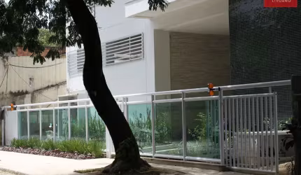 Linda cobertura de alto padrão, arejada com precisão completa de piscina,