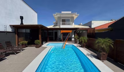 Casa com 3 Dormitórios (2 Suítes), Área Gourmet e Piscina à Venda, 200 m² por R$ 1.600.000 - Barreiros - São José/SC