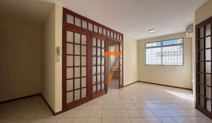 Apartamento com 2 Dormitórios e 1 Vaga de Garagem Livre e Coberta à Venda, por R$ 290.000 - Abraão - Florianópolis/SC