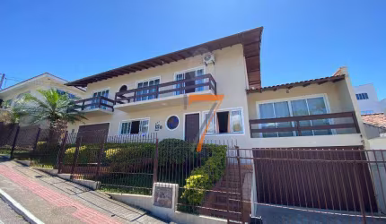 Casa com 4 dormitórios à venda, 247 m² por R$ 1.090.000,00 - Barreiros - São José/SC