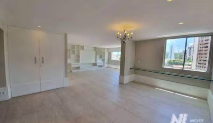 Apartamento em Petrópolis - com 160m² - reformado e com móveis projetados