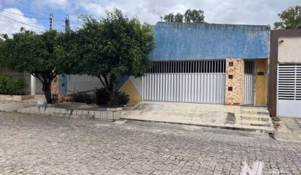 Casa mobiliada e  com 4 dormitórios à venda, 240 m² por R$ 630.000 - Candelária - Natal/RN