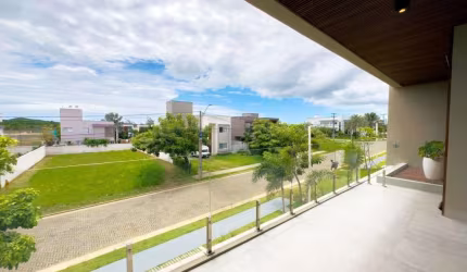 Casa com arquitetura moderna e lazer privativo no Alphaville Catuana - 450m² de área total