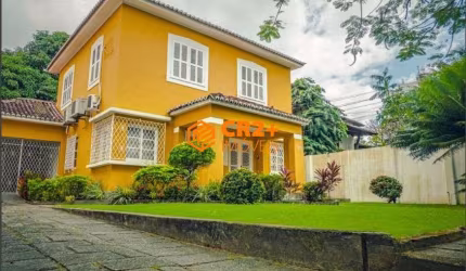 Casa Comercial à Venda ou Locação 637m² com 13 Salas, na Madalena.