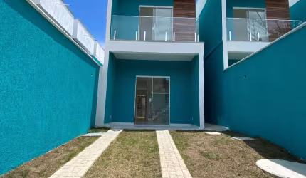 Casa Duplex dois quartos com banheiro, garagem e lavabo