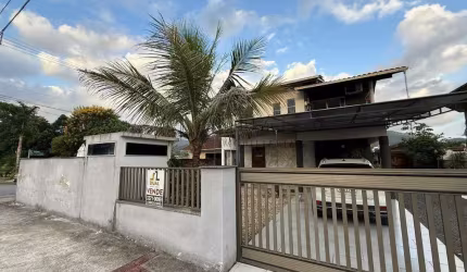 Sobrado Espaçoso com Suíte, Closet e Piscina – Ótima Localização e Energia Solar!