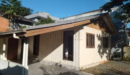 Terreno com casa de madeira próximo ao Parque da Inovação em Jaraguá do Sul