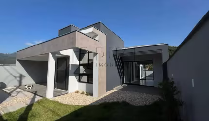 Casa à venda no bairro Barra do Rio Cerro em Jaraguá do Sul.