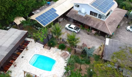 CASA COM AMPLO TERRENO, JARDINAGEM E POMAR