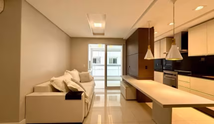 Apartamento 2 dormitórios com suíte, mobilado e vaga de garagem.