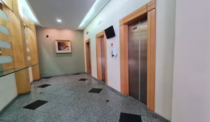 Sala comercial, com 30 m², com uma vaga garagem