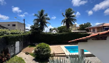 Espetacular Casa Duplex de 5 Quartos, Lauro de Freitas-BA, com 3 Suítes e 480m² de Área construída e 1.425m² de área total  - Imperdível!