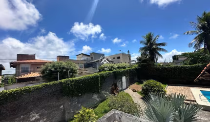 Espetacular Casa Duplex de 5 Quartos, Lauro de Freitas-BA, com 3 Suítes e 480m² de Área construída e 1.425m² de área total  - Imperdível!
