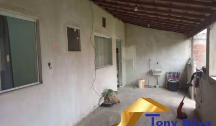 Excelente Oportunidade, Casa com um terreno á venda no Monte Alto!