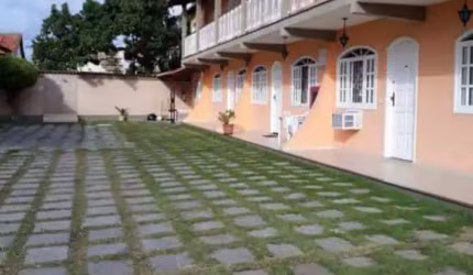 Casa em CONDOMINIO bem localizada