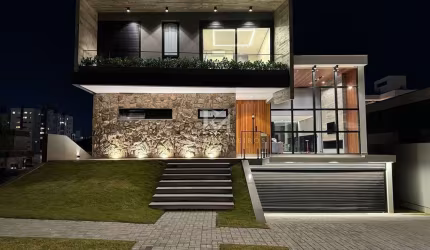 Casa Triplex com 4 Dormitórios à Venda em Pedra Branca, Palhoça