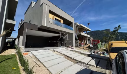 Casa 3 Suítes no bairro Pedra Branca em Palhoça/SC