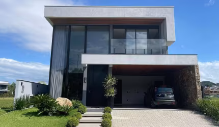 Casa 4 Dormitórios (3 Suítes), Piscina - Pedra Branca, Palhoça/SC