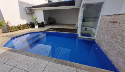 Freguesia-Casa triplex à venda 3 quartos sendo 3 suítes, 194 m², 2 vagas, jardim