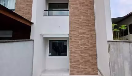 Sobrado Geminado com 2 suítes para aluguel no bairro Iririu por R$2.000,00 + taxas