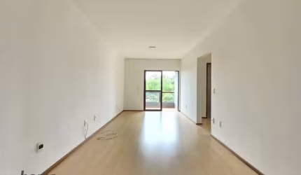 Apartamento com 2 quartos e sacada com churrasqueira, localizado no Glória à venda por R$ 330 mil.