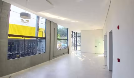 Sala comercial com 107m² para aluguel na Av. Santos Dumont no bairro Bom Retiro por R$5.500,00 + taxas