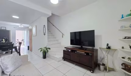 Sobrado Geminado com 2 quartos, localizado no Iririú à venda de R$ 350 mil por R$ 330 mil.