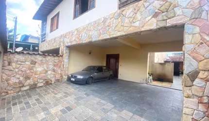 Casa com - 4 qt. - 01 suíte - 4 vg. - 200m² - R$745K