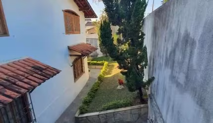 Casa Esquina - 4 Qts. - 02 Suítes - 03 Vgs. - 387m² área construída - R$ 1.300mi