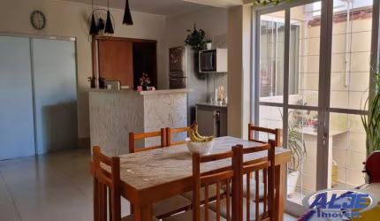 Casa com 3 quartos à venda na Avenida Cascata, Jardim Maria Izabel, Marília por R$ 1.000.000