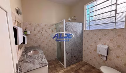 Casa com 3 quartos para alugar na Avenida Pedro de Toledo, Palmital, Marília por R$ 2.200