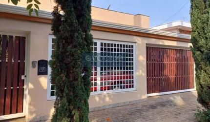 Casa térrea em rua pública à venda Jardim Proença